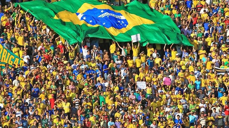 Torcedores brasileiros comemorando e consumindo